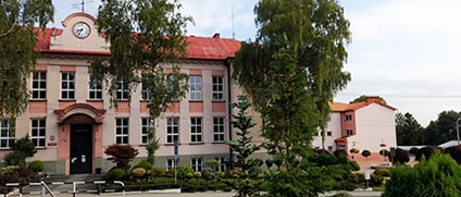 Obraz przedstawia budynek Szkoły Podstawowej w Goleszowie