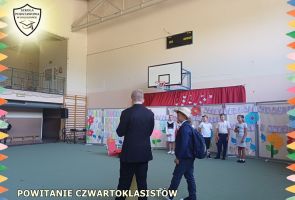 Powiększ obraz: KLASA 5 WITA KLASĘ 4 PO WAKACJACH (2)