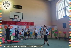 Powiększ obraz: KLASA 5 WITA KLASĘ 4 PO WAKACJACH (4)