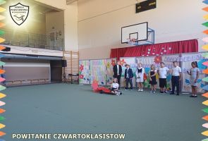 Powiększ obraz: KLASA 5 WITA KLASĘ 4 PO WAKACJACH (6)
