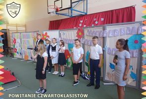 Powiększ obraz: KLASA 5 WITA KLASĘ 4 PO WAKACJACH (7)