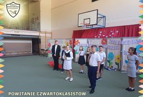 Powiększ obraz: KLASA 5 WITA KLASĘ 4 PO WAKACJACH (8)