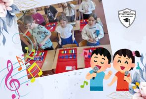 Powiększ obraz: Dzieci podczas zajęć graja na instrumentach i śpiewają