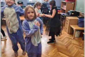 Powiększ obraz: RÓŻNE AKTYWNOŚCI REALIZOWANE NA ZAJĘCIACH PROJEKTOWYCH (4)