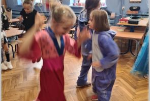 Powiększ obraz: RÓŻNE AKTYWNOŚCI REALIZOWANE NA ZAJĘCIACH PROJEKTOWYCH (8)